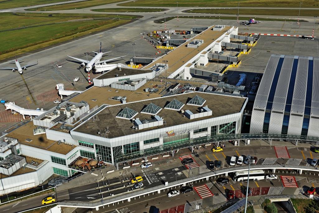 Évről évre csökken a repülőterek szén-dioxid-kibocsátása
