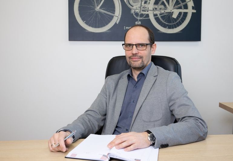„Az új KRESZ célja a kulturáltabb, együttműködésen alapuló közlekedés megteremtése” – interjú Berta Tamással, a KTI közlekedésbiztonsági igazgatóhelyettesével